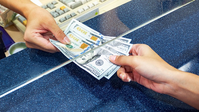 Zhvlerësohet dollari, prek nivelin më të ulët të dekadës